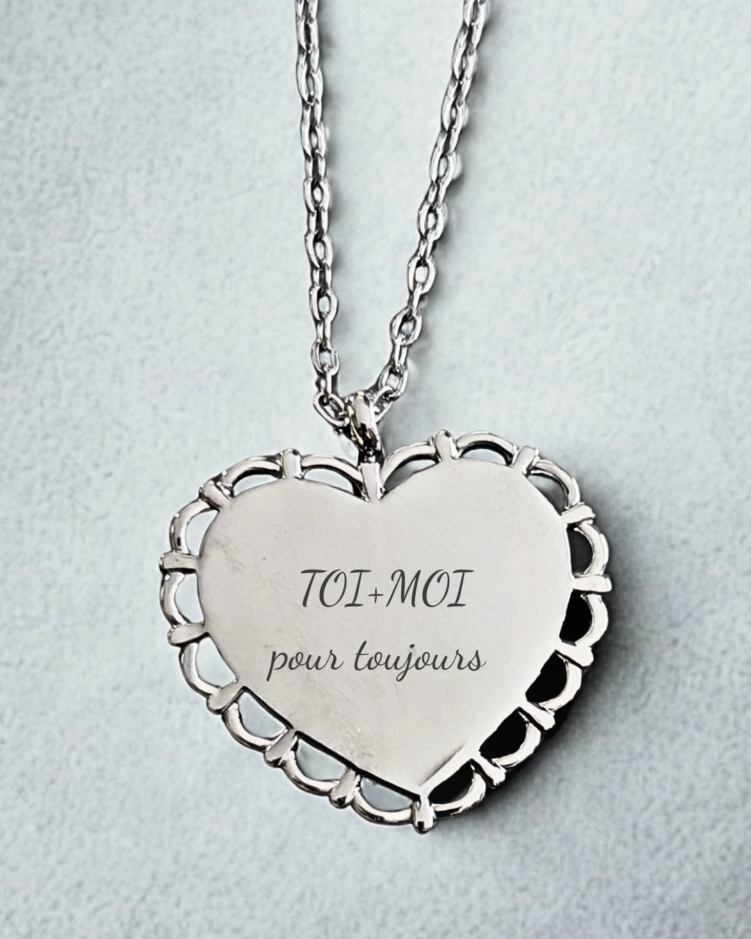 Collier médaillon doré personnalisable en acier inoxydable – gravure incluse, bijou élégant et durable.