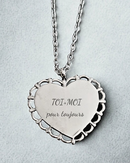 Collier médaillon doré personnalisable en acier inoxydable – gravure incluse, bijou élégant et durable.