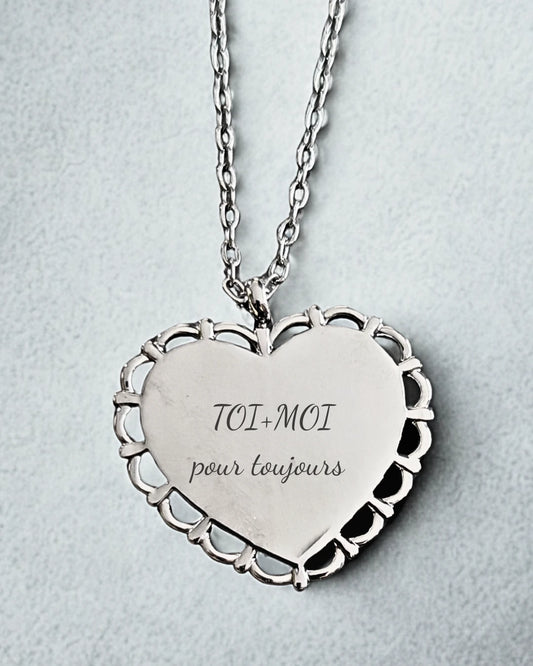 Collier médaillon doré personnalisable en acier inoxydable – gravure incluse, bijou élégant et durable.