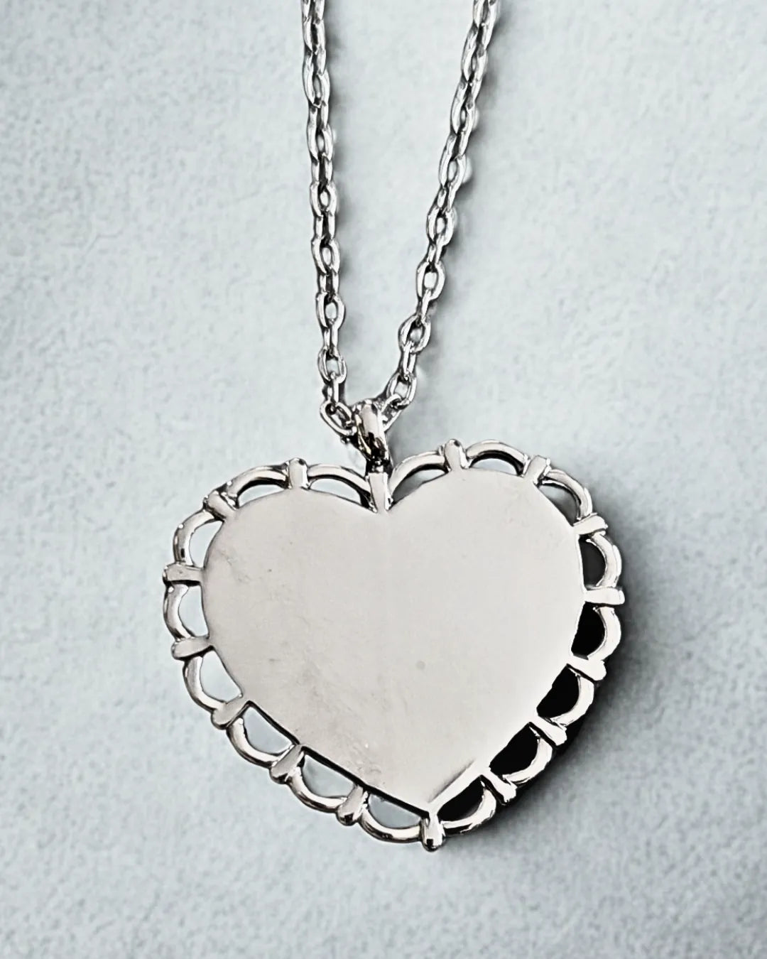 Collier médaillon doré personnalisable en acier inoxydable – gravure incluse, bijou élégant et durable.