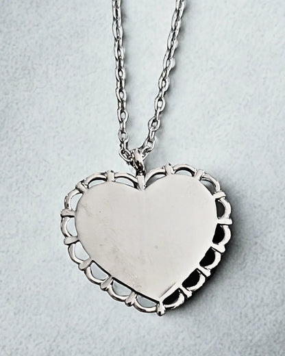 Collier médaillon doré personnalisable en acier inoxydable – gravure incluse, bijou élégant et durable.