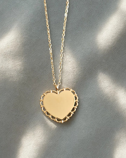 Collier médaillon doré personnalisable en acier inoxydable – gravure incluse, bijou élégant et durable.