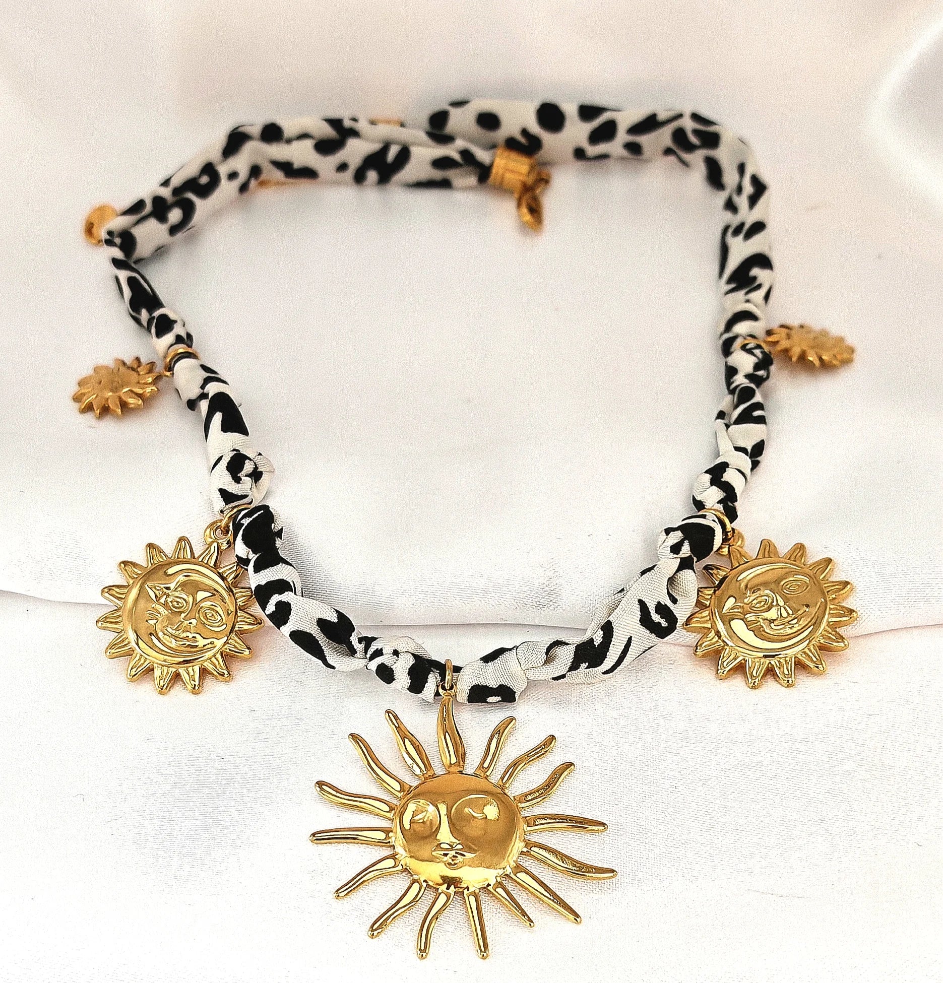 Un collier qui respire la liberté, la couleur… et la joie de vivre.

Ce collier en tissu multicolore , orné de pampilles en acier inoxydable , est la pièce parfaite pour sublimer un look avec originalité et douceur. Chaque pampille capte la lumière avec élégance, tandis que le tissu apporte confort et souplesse — un bijou vibrant à porter tous les jours ou pour rehausser une tenue estivale.

✨ Pourquoi vous allez l'adorer :

Couleurs vibrantes – Pour une allure joyeuse et pleine de vie

Pampilles en acier i