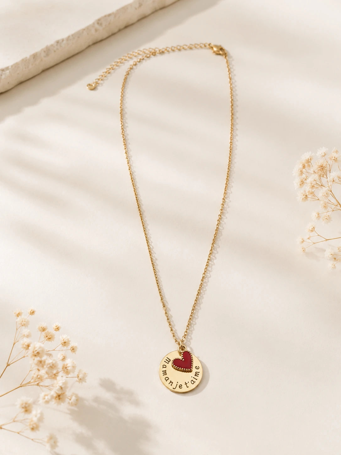 Offrez un bijou rempli d’émotion avec ce collier “Mum Je t’aime” en acier inoxydable doré ✨ Médaille gravée avec petit cœur rouge, résistant à l’eau et parfait pour la fête des mères.