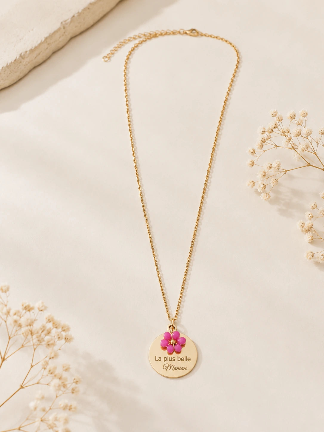 Offrez un bijou rempli de tendresse avec ce collier “Maman je t’aime” et sa fleur rose délicate ✨ En acier inoxydable doré, résistant à l’eau.