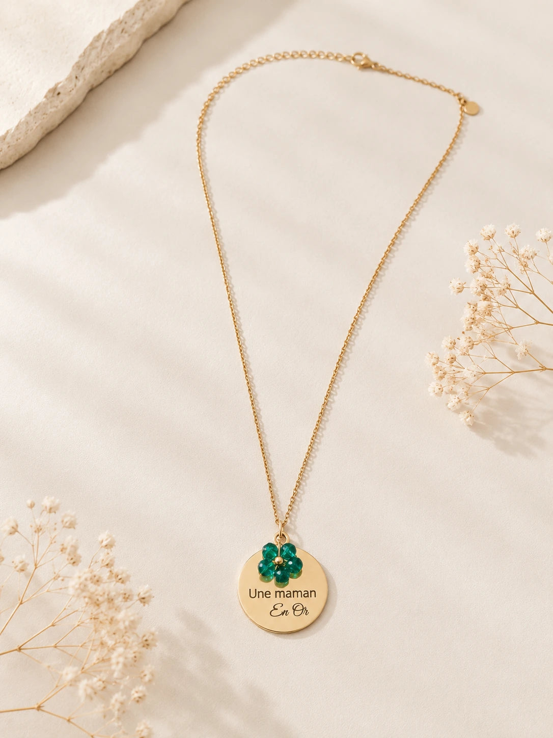 Un collier plein de douceur avec fleur verte et médaille “Maman je t’aime” ✨ Un bijou inspiré de la nature, en acier inoxydable doré résistant à l’eau.