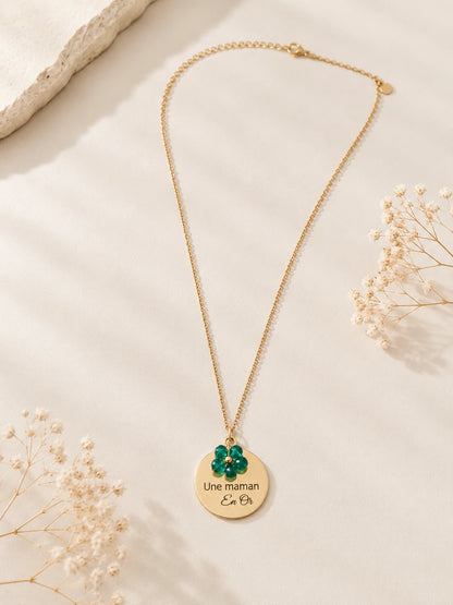 Un collier plein de douceur avec fleur verte et médaille “Maman je t’aime” ✨ Un bijou inspiré de la nature, en acier inoxydable doré résistant à l’eau.