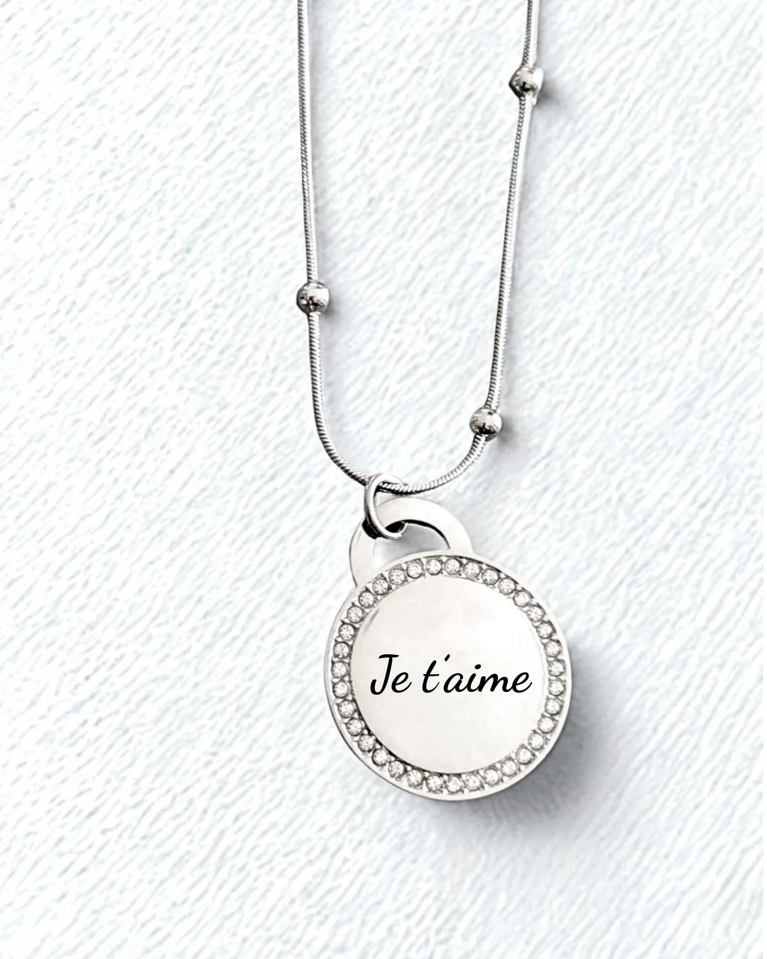 Collier médaillon à graver en acier inoxydable doré ou argenté – bijou personnalisé avec strass, élégant et durable.