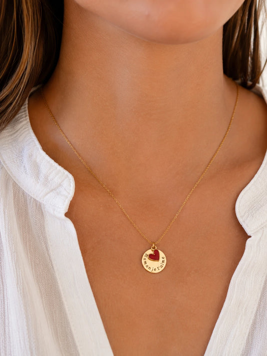 Collier Mum je t’aime en acier inoxydable doré avec médaille gravée et cœur rouge porté par une femme