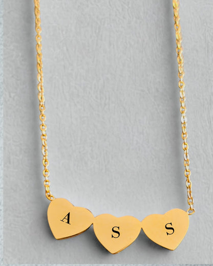 Collier trois cœurs dorés en acier inoxydable – bijou symbolique et élégant, résistant à l’eau et hypoallergénique.