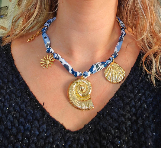 Un collier qui respire la liberté, la couleur… et la joie de vivre.

Ce collier en tissu multicolore , orné de pampilles en acier inoxydable , est la pièce parfaite pour sublimer un look avec originalité et douceur. Chaque pampille capte la lumière avec élégance, tandis que le tissu apporte confort et souplesse — un bijou vibrant à porter tous les jours ou pour rehausser une tenue estivale.
