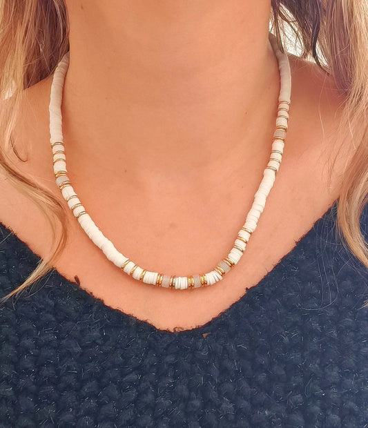 Ce collier associe la finesse des perles japonaises multicolores à la brillance de l’acier inoxydable pour un résultat léger, joyeux et résolument tendance. Les perles délicates apportent une touche artisanale et estivale, tandis que l’acier inoxydable garantit une excellente durabilité : il ne noircit pas, résiste à l’eau et ne craint pas la vie active.

Son design fun et coloré en fait l’accessoire idéal pour donner du pep’s à vos tenues de plage, vos looks bohèmes ou vos basiques du quotidien.
