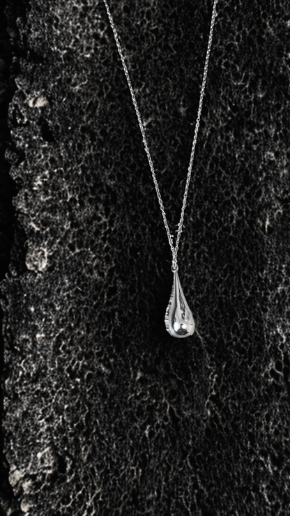 Collier élégant en acier inoxydable doré avec pendentif goutte. Minimaliste, raffiné et résistant à l'eau, parfait pour un look intemporel.