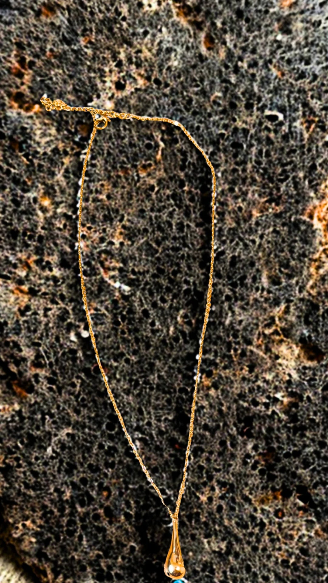 Collier élégant en acier inoxydable doré avec pendentif goutte. Minimaliste, raffiné et résistant à l'eau, parfait pour un look intemporel.