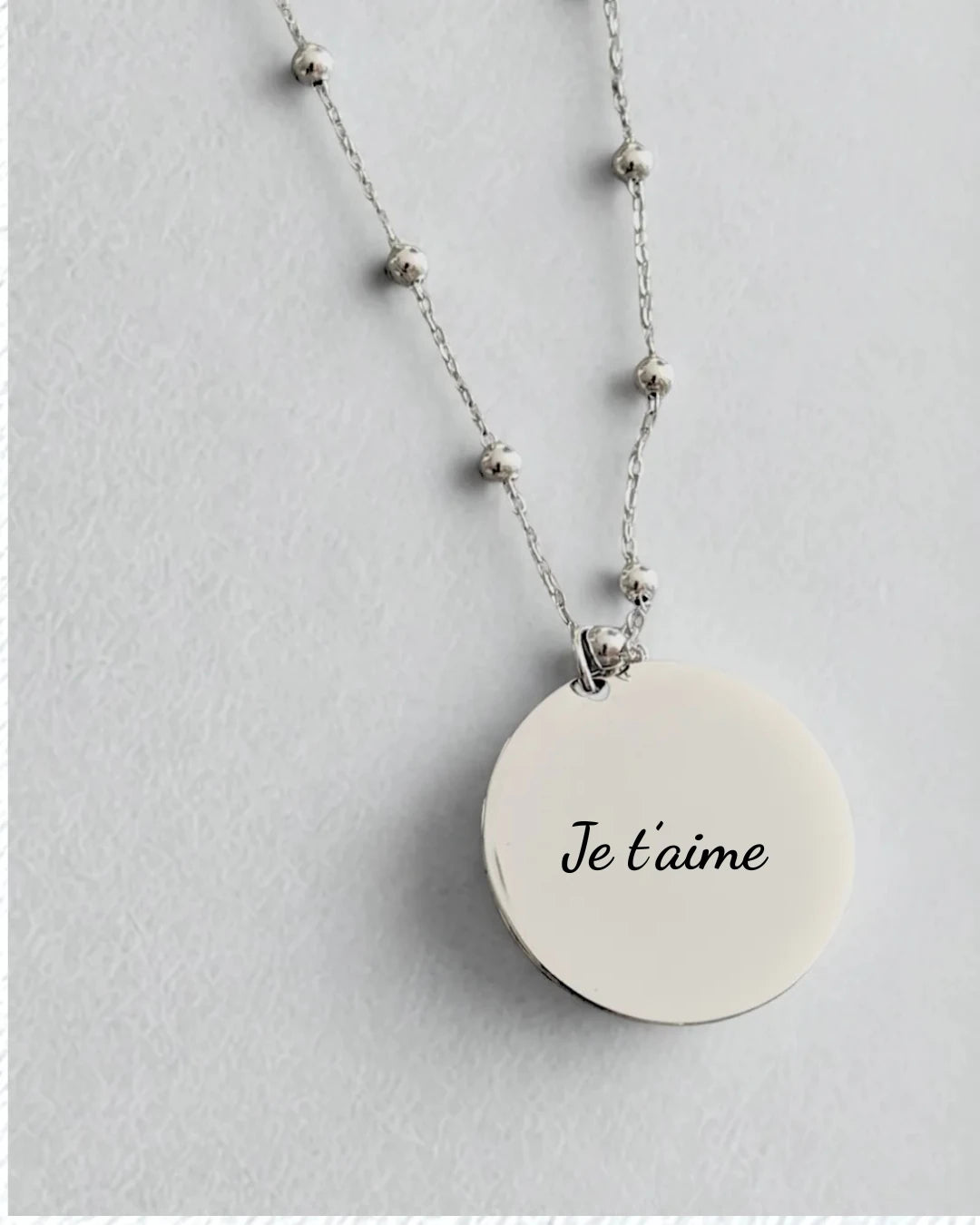 Un bijou intemporel, délicat et porteur de sens.
Ce collier en acier inoxydable argenté est personnalisable avec la gravure de votre choix : prénom, mot doux, symbole, date ou initiales.
Un indispensable du quotidien à offrir ou à garder près de soi 💫