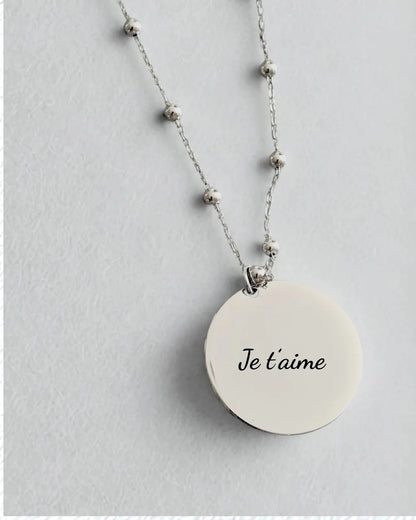 Un bijou intemporel, délicat et porteur de sens.
Ce collier en acier inoxydable argenté est personnalisable avec la gravure de votre choix : prénom, mot doux, symbole, date ou initiales.
Un indispensable du quotidien à offrir ou à garder près de soi 💫