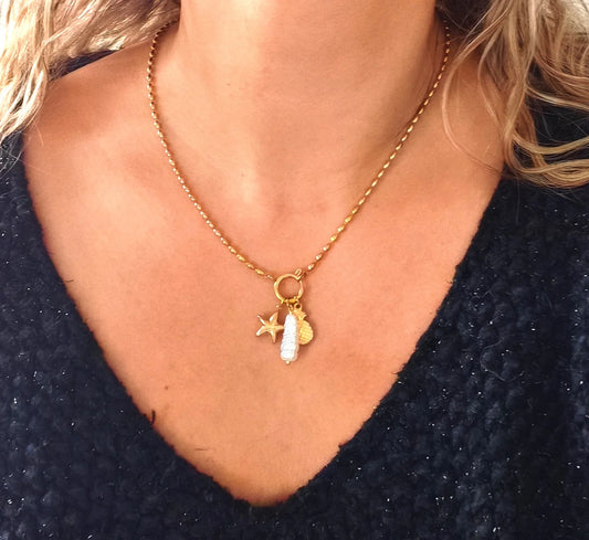 🌞 Un design frais et délicat
Ce collier en acier inoxydable est sublimé par une adorable pampille en forme d’ananas, finement travaillée pour un rendu léger et élégant. Son design frais et minimaliste en fait un bijou facile à porter au quotidien, que ce soit en vacances, en ville ou pour illuminer une tenue décontractée.
Waterproof, hypoallergénique et résistant, ce collier garde tout son éclat au fil du temps.