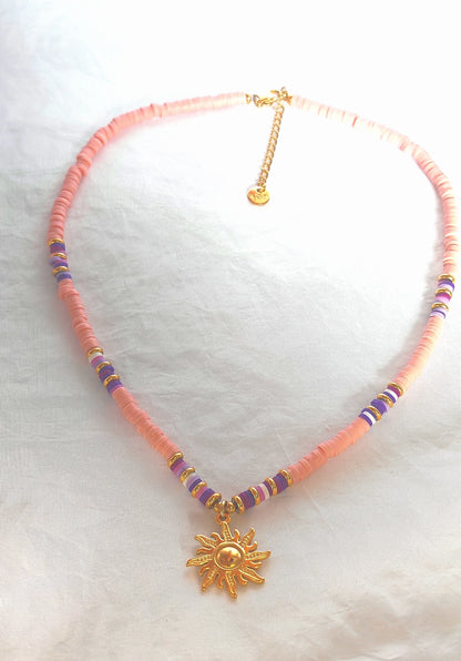 Ce collier associe de délicates perles japonaises colorées et un pendentif soleil en acier inoxydable, pour un style à la fois bohème et tendance. Les perles apportent fraîcheur et subtilité, tandis que le pendentif doré illumine votre décolleté avec élégance.

Grâce à l’acier inoxydable, ce bijou est waterproof, durable et hypoallergénique : il vous suit partout, même à la plage ou sous la douche, sans s'altérer.