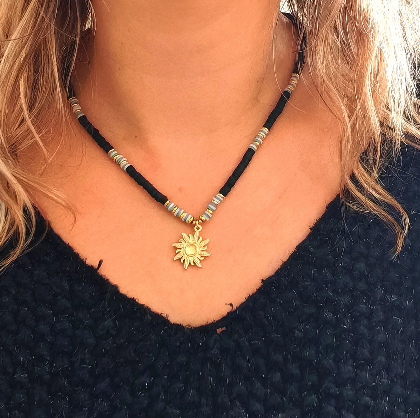 Ce collier associe de délicates perles japonaises colorées et un pendentif soleil en acier inoxydable, pour un style à la fois bohème et tendance. Les perles apportent fraîcheur et subtilité, tandis que le pendentif doré illumine votre décolleté avec élégance.

Grâce à l’acier inoxydable, ce bijou est waterproof, durable et hypoallergénique : il vous suit partout, même à la plage ou sous la douche, sans s'altérer.