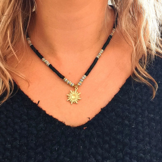 Ce collier associe de délicates perles japonaises colorées et un pendentif soleil en acier inoxydable, pour un style à la fois bohème et tendance. Les perles apportent fraîcheur et subtilité, tandis que le pendentif doré illumine votre décolleté avec élégance.

Grâce à l’acier inoxydable, ce bijou est waterproof, durable et hypoallergénique : il vous suit partout, même à la plage ou sous la douche, sans s'altérer.