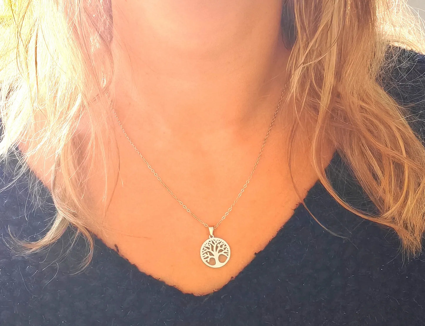 Symbole de force, de croissance et d’équilibre, le collier Arbre de Vie doré est un bijou intemporel porteur de sens. Finement découpé dans l’acier inoxydable, il illumine votre décolleté tout en rappelant la connexion entre la nature, l’énergie et l’âme.
