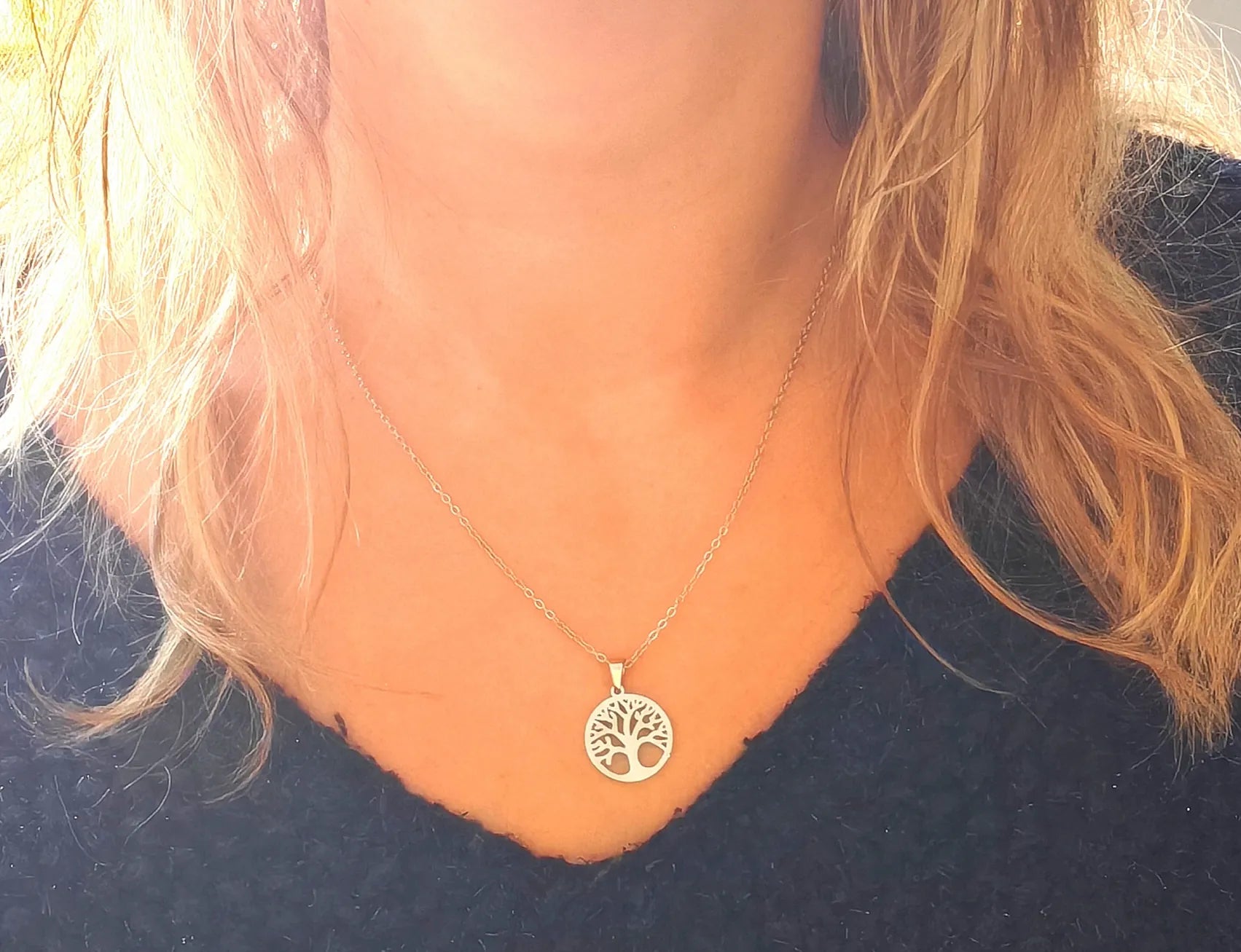 Symbole de force, de croissance et d’équilibre, le collier Arbre de Vie doré est un bijou intemporel porteur de sens. Finement découpé dans l’acier inoxydable, il illumine votre décolleté tout en rappelant la connexion entre la nature, l’énergie et l’âme.