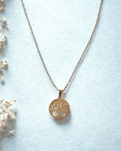 Symbole de force, de croissance et d’équilibre, le collier Arbre de Vie doré est un bijou intemporel porteur de sens. Finement découpé dans l’acier inoxydable, il illumine votre décolleté tout en rappelant la connexion entre la nature, l’énergie et l’âme.