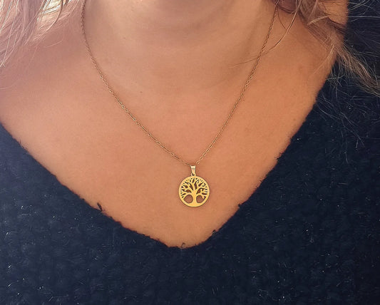 Symbole de force, de croissance et d’équilibre, le collier Arbre de Vie doré est un bijou intemporel porteur de sens. Finement découpé dans l’acier inoxydable, il illumine votre décolleté tout en rappelant la connexion entre la nature, l’énergie et l’âme.