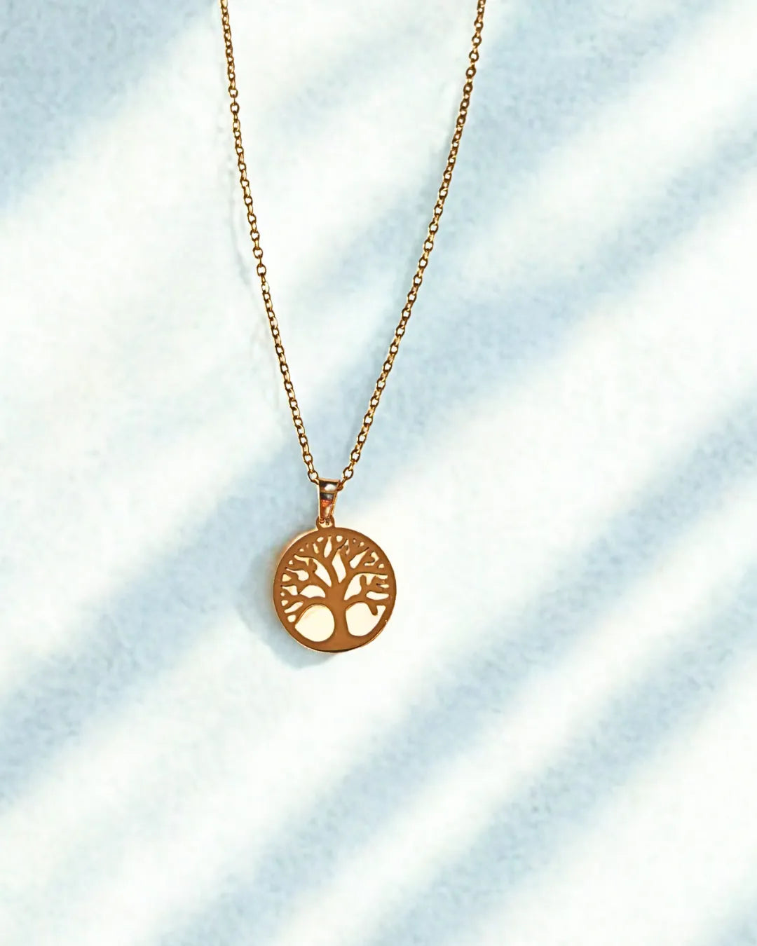 Symbole de force, de croissance et d’équilibre, le collier Arbre de Vie doré est un bijou intemporel porteur de sens. Finement découpé dans l’acier inoxydable, il illumine votre décolleté tout en rappelant la connexion entre la nature, l’énergie et l’âme.