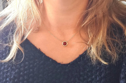 Minimaliste et raffiné, ce collier doré se distingue par son pendentif rond émaillé d’un ton chaud et doux. Parfait pour sublimer votre cou avec simplicité, il apporte une touche de couleur élégante à toutes vos tenues, du quotidien aux occasions spéciales.