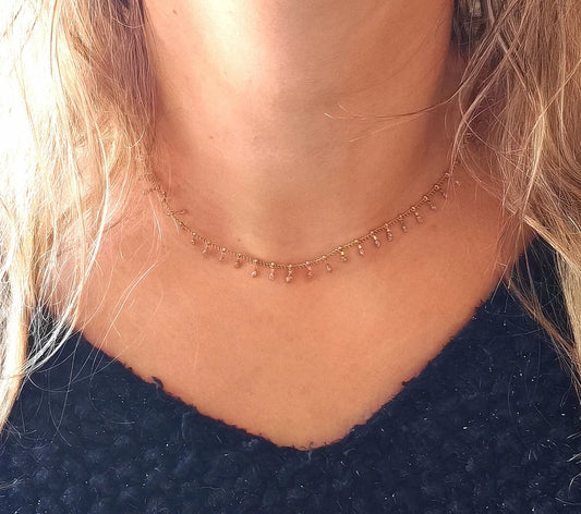 Laissez-vous charmer par la finesse de ce collier doré orné de petites pampilles roses. À la fois délicat et lumineux, il apporte une touche de couleur subtile et féminine à votre décolleté. Idéal pour sublimer vos tenues du quotidien comme vos looks de soirée.