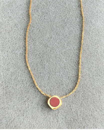 Minimaliste et raffiné, ce collier doré se distingue par son pendentif rond émaillé d’un ton chaud et doux. Parfait pour sublimer votre cou avec simplicité, il apporte une touche de couleur élégante à toutes vos tenues, du quotidien aux occasions spéciales.