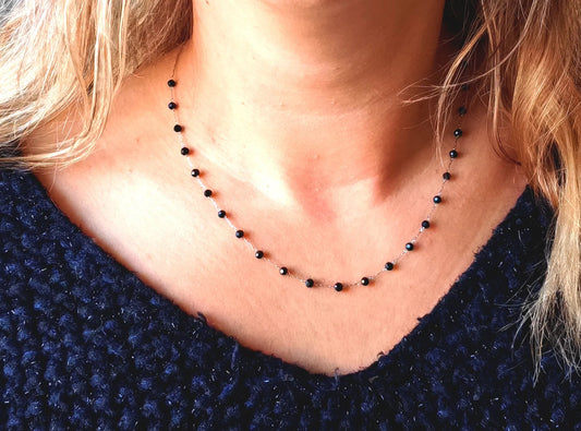 Sublimez votre décolleté avec ce collier délicat en acier inoxydable argenté orné de petites perles noires. À la fois discret et raffiné, il apporte une touche d'élégance subtile à toutes vos tenues. Un bijou intemporel à porter seul pour un look minimaliste ou en superposition pour un style moderne et féminin.