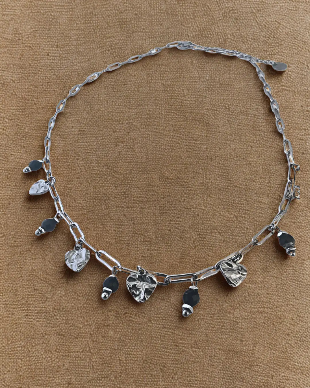 Collier pampilles cœurs martelés et perles noires – Acier inoxydable argenté