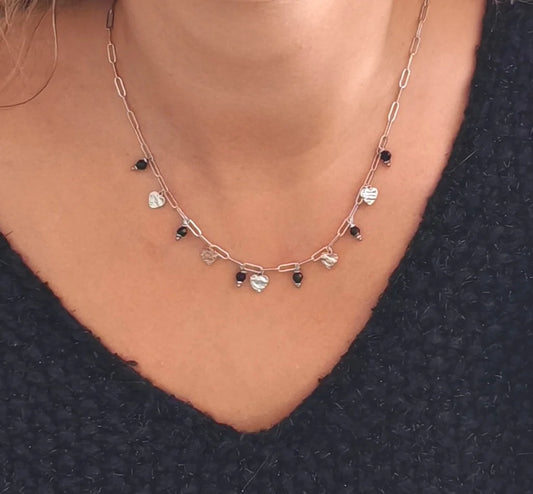 Collier pampilles cœurs martelés et perles noires – Acier inoxydable argenté