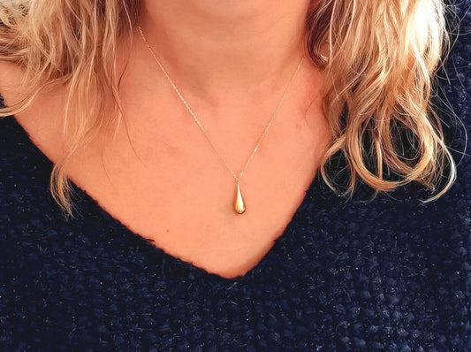 Collier élégant en acier inoxydable doré avec pendentif goutte. Minimaliste, raffiné et résistant à l'eau, parfait pour un look intemporel.