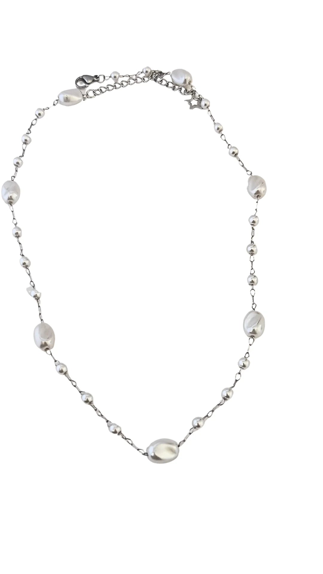 Collier délicat en acier inoxydable argenté avec perles blanches. Élégant, intemporel et résistant à l’eau, idéal pour un style chic au quotidien.