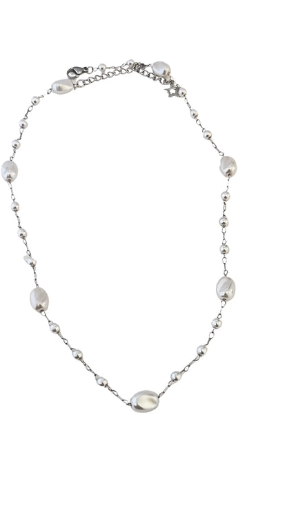 Collier délicat en acier inoxydable argenté avec perles blanches. Élégant, intemporel et résistant à l’eau, idéal pour un style chic au quotidien.