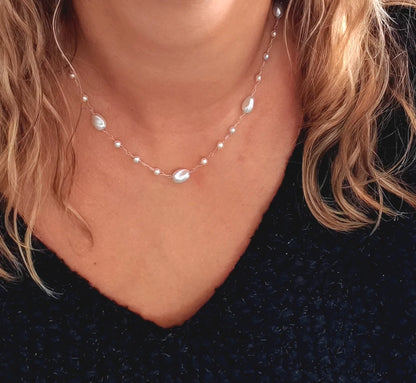 Collier délicat en acier inoxydable argenté avec perles blanches. Élégant, intemporel et résistant à l’eau, idéal pour un style chic au quotidien.