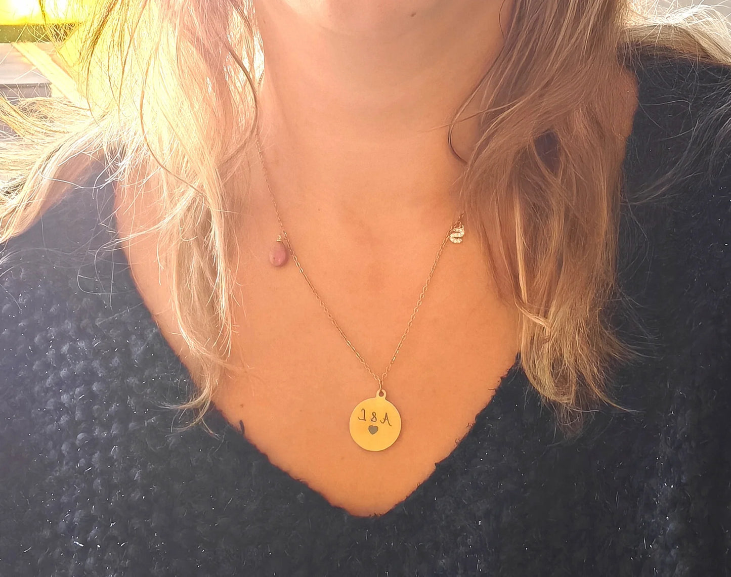 Créez un bijou unique qui vous ressemble. Ce collier doré vous permet de personnaliser le médaillon, d’ajouter une initiale délicatement sertie et de choisir votre pendentif en pierre naturelle pour y déposer votre intention (amour, protection, confiance…).