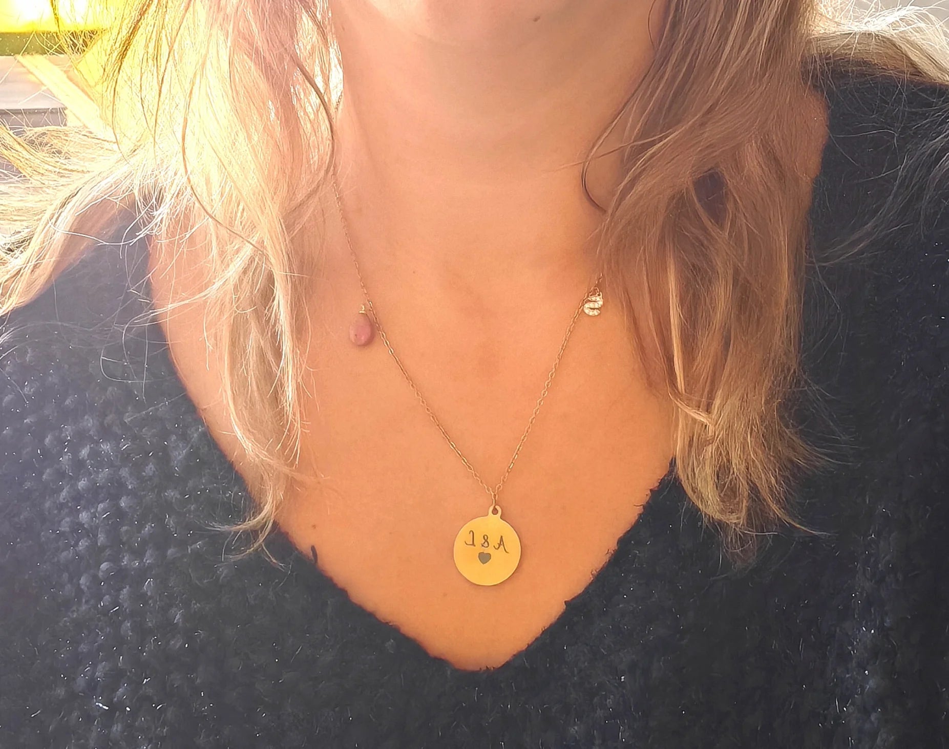 Créez un bijou unique qui vous ressemble. Ce collier doré vous permet de personnaliser le médaillon, d’ajouter une initiale délicatement sertie et de choisir votre pendentif en pierre naturelle pour y déposer votre intention (amour, protection, confiance…).
