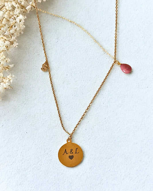 Créez un bijou unique qui vous ressemble. Ce collier doré vous permet de personnaliser le médaillon, d’ajouter une initiale délicatement sertie et de choisir votre pendentif en pierre naturelle pour y déposer votre intention (amour, protection, confiance…).