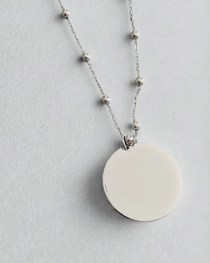 Un bijou intemporel, délicat et porteur de sens.
Ce collier en acier inoxydable argenté est personnalisable avec la gravure de votre choix : prénom, mot doux, symbole, date ou initiales.
Un indispensable du quotidien à offrir ou à garder près de soi 💫