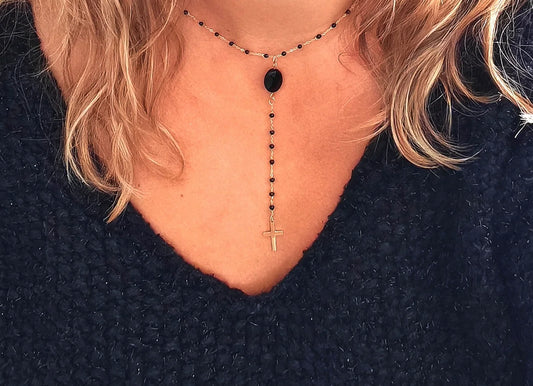 Collier ras-de-cou raffiné en acier inoxydable doré avec perles noires et pendentif croix. Élégant, tendance et résistant à l’eau, parfait au quotidien.