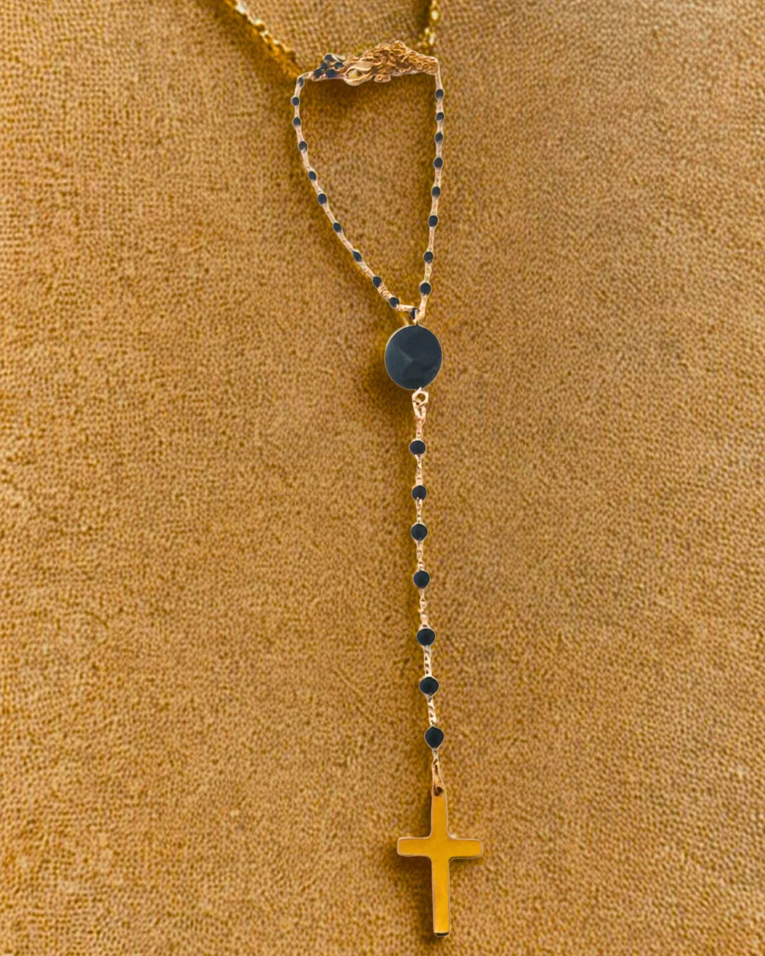 Collier ras-de-cou raffiné en acier inoxydable doré avec perles noires et pendentif croix. Élégant, tendance et résistant à l’eau, parfait au quotidien.