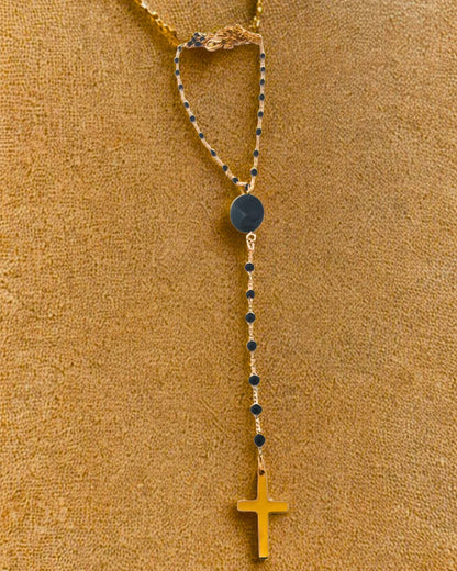 Collier ras-de-cou raffiné en acier inoxydable doré avec perles noires et pendentif croix. Élégant, tendance et résistant à l’eau, parfait au quotidien.