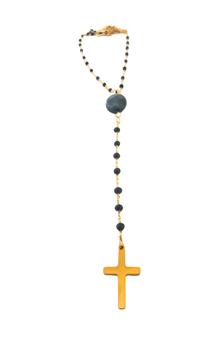 Collier ras-de-cou raffiné en acier inoxydable doré avec perles noires et pendentif croix. Élégant, tendance et résistant à l’eau, parfait au quotidien.