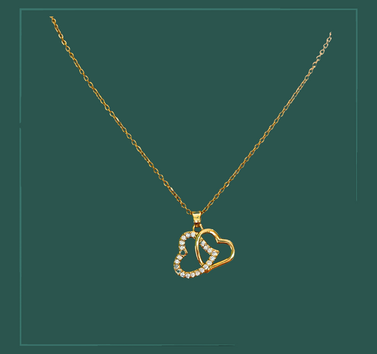 Collier coeur strass - acier inoxydable  Ce beau collier en acier inoxydable est un accessoire élégant avec deux cœurs, dont l'un est orné d'un éblouissant strass. Réglable, il convient à toutes les tailles. Affirmez votre style avec ce collier au design unique et résistant. Un must-have pour toute garde-robe.