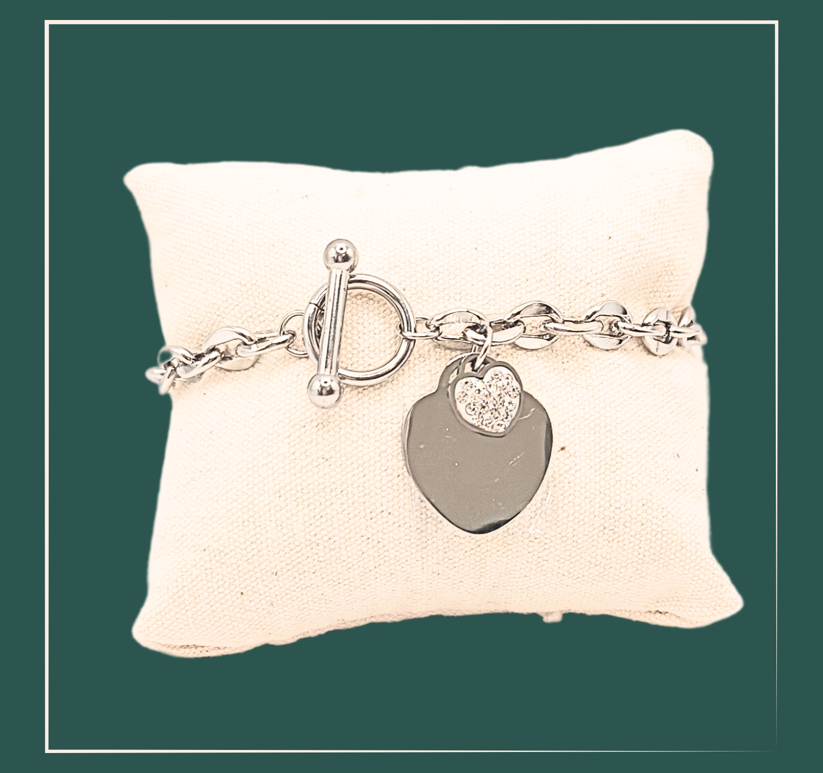 Bracelet acier inoxydable coeur - acier inoxydable  Ce bracelet en forme de cœur en chaîne est orné d'un strass scintillant. Fabriqué avec des matériaux de haute qualité, il ajoutera une touche élégante à votre tenue. Montrez à quelqu'un que vous l'aimez avec ce bracelet tendance.