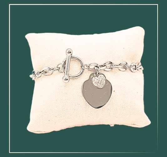 Bracelet acier inoxydable coeur - acier inoxydable  Ce bracelet en forme de cœur en chaîne est orné d'un strass scintillant. Fabriqué avec des matériaux de haute qualité, il ajoutera une touche élégante à votre tenue. Montrez à quelqu'un que vous l'aimez avec ce bracelet tendance.